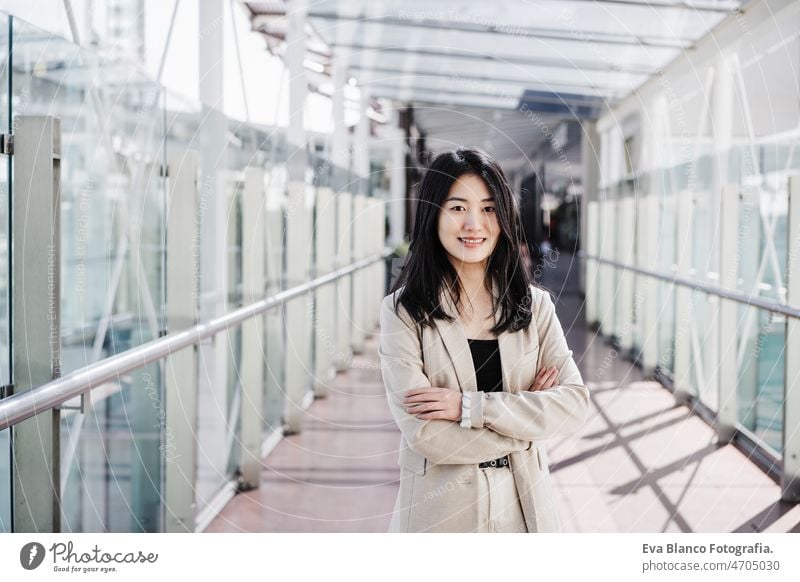 Porträt einer selbstbewussten chinesischen Geschäftsfrau in einem Bürogebäude. Technik Chinesisch asiatisch Frau Laptop Technik & Technologie Café Kaffee