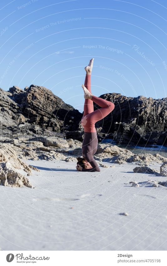Junge Frau übt Balance-Asanas bei einer Sommer-Yoga-Sitzung an einem schönen Strand auf Formentera, Spanien Person Gleichgewicht Erholung MEER Übung Fitness