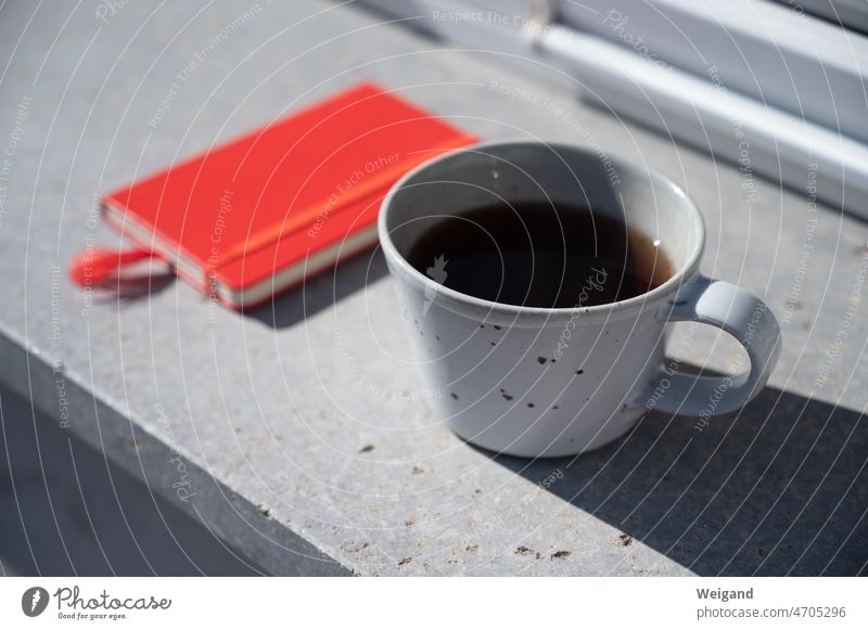 Tasse mit Notizbuch Konzept Idee Kreativ Tee Pause rot grau Startup Meditation mittendrin Alltag