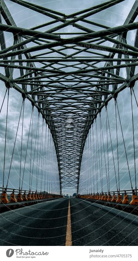 Low Angle Blick auf eine Brücke mit stürmischen Wolke Wolke - Himmel kumulonimbus Kumuluswolke Stadtleben Tourismus Autobahn fahren Reiseziele Wolkenkratzer