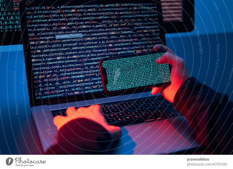 Ein Mann, der Computer und Programmierung benutzt, um den Code zu knacken. Cyber-Sicherheitsbedrohung. Internet- und Netzwerksicherheit. Stehlen privater Informationen. Person, die Technologie nutzt, um Passwörter und private Daten zu stehlen