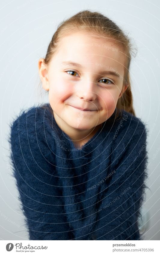 Porträt eines bezaubernden kleinen Mädchens. Niedliches kleines Kind schaut in die Kamera. Porträt eines Mädchens mit blauem Pullover niedlich Person süß