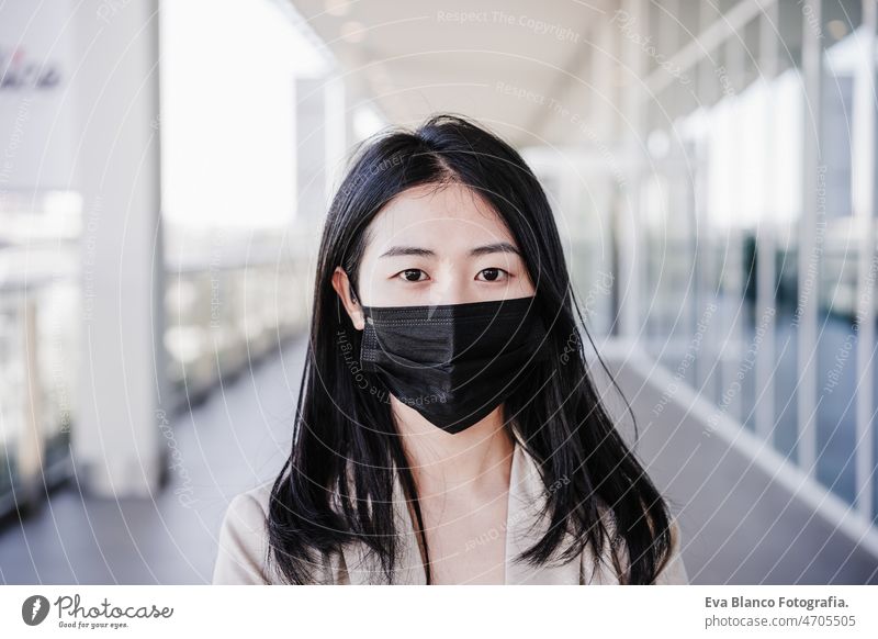 nahaufnahme einer jungen geschäftsfrau mit gesichtsmaske in der stadt. corona virus konzept Chinesisch Frau Gesichtsmaske Corona-Virus Pandemie Büro