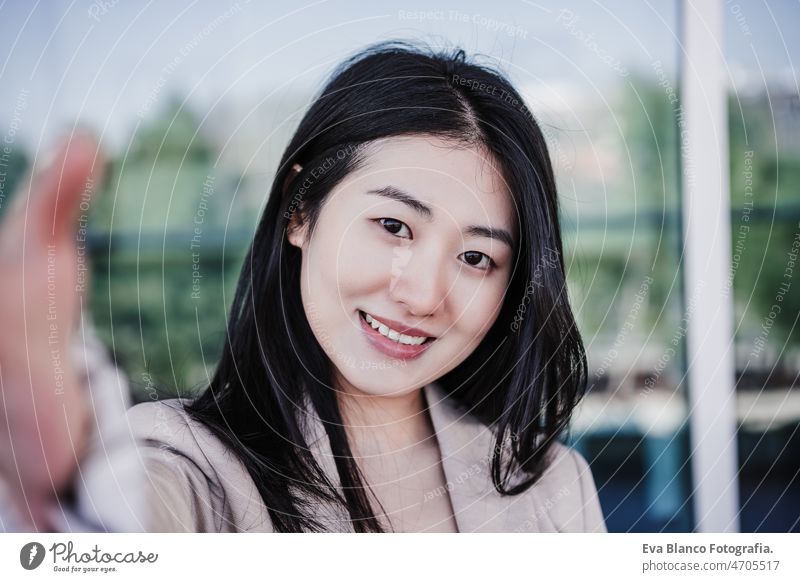 lächelnd schöne chinesische Geschäftsfrau mit Handy im Gebäude Büro. nehmen selfie. Technik Chinesisch Frau Selfie Bild Fotograf asiatisch Laptop
