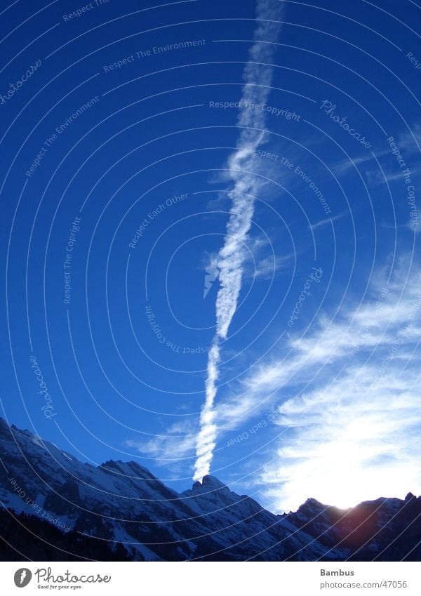 Vorabendstimmung in den Schweizer Alpen Kondensstreifen Wolken Berge u. Gebirge Sonne Abend Schnee Himmel blau