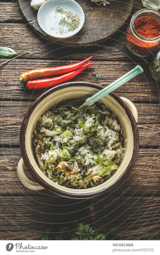Kochtopf mit hausgemachtem Reisgericht mit Staudensellerie und Pilzen Gesundheit Veganer Essen zubereiten weiß selbstgemacht Speise Sellerie rustikal hölzern