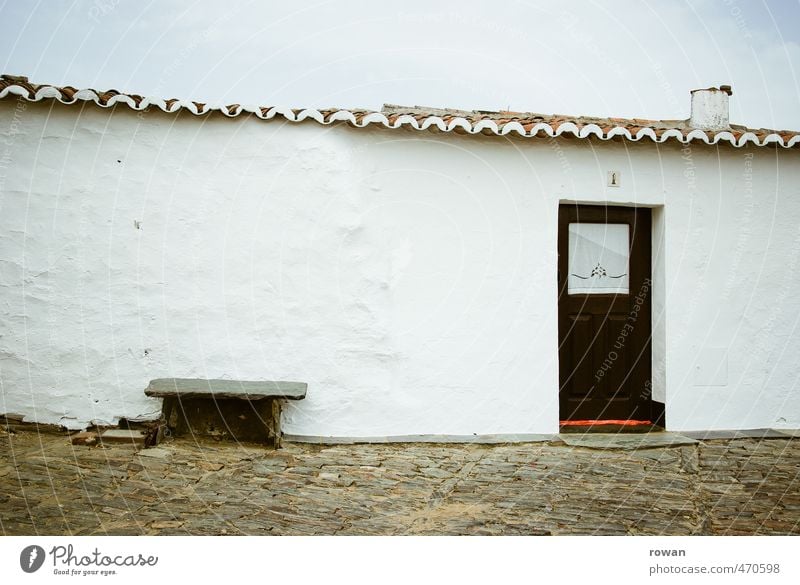 sitzbank Dorf Haus Einfamilienhaus Hütte Bauwerk Gebäude Architektur Mauer Wand Fassade weiß Bank sitzen Eingang Eingangstür Tür klein südländisch Portugal