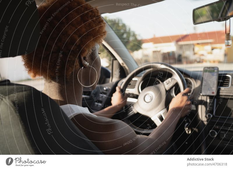 Afroamerikanische Frau fährt Auto an einem sonnigen Tag Fahrer PKW krause Haare Afro-Look Sommer reisen Frisur Sonne schwarz sitzen Afroamerikaner tagsüber