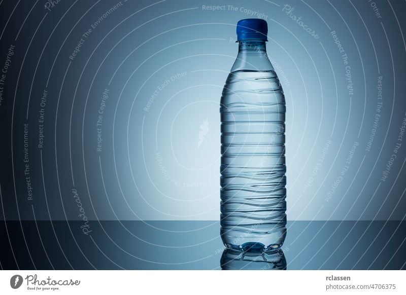 Eine Flasche Mineralwasser Wasser Trinkwasser Ernährung Leitungswasser trinken Getränk Durst blau frisch Gesundheit Süßwasser kalt Natur Reinheit Grundstoff