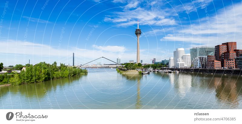 Blauer Himmel mit Wolken im Sommer in Düsseldorf. Rheinturm und eine Brücke, Nordrhein-Westfalen, Deutschland, Europa. düsseldorf Turm Fluss Großstadt Panorama