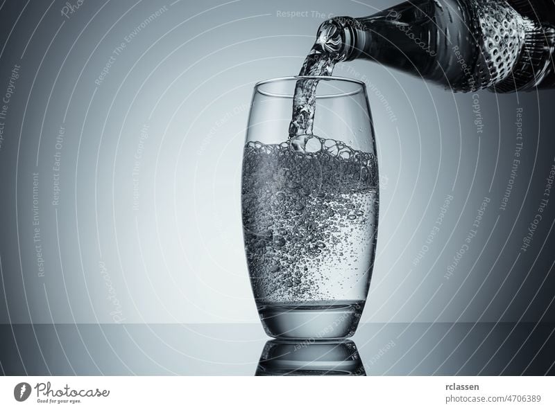 Wasser in ein Glas gießen Trinkwasser Ernährung Mineralwasser Leitungswasser trinken Getränk Durst blau frisch Gesundheit Süßwasser kalt Natur Reinheit
