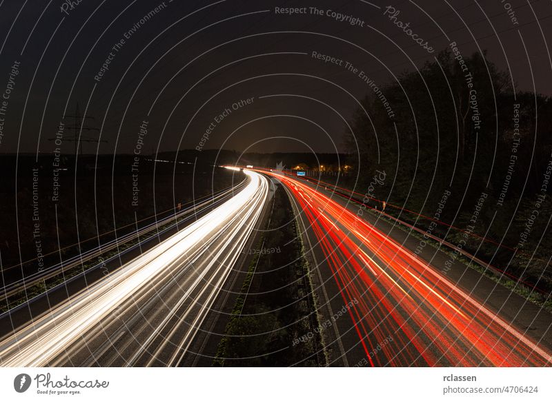 Lichtspuren bei Nacht auf einer Autobahn Autobahnknotenpunkt Morgendämmerung Fernstraße Bewegung Leichtwanderweg Transport Güterverkehr & Logistik Verkehr