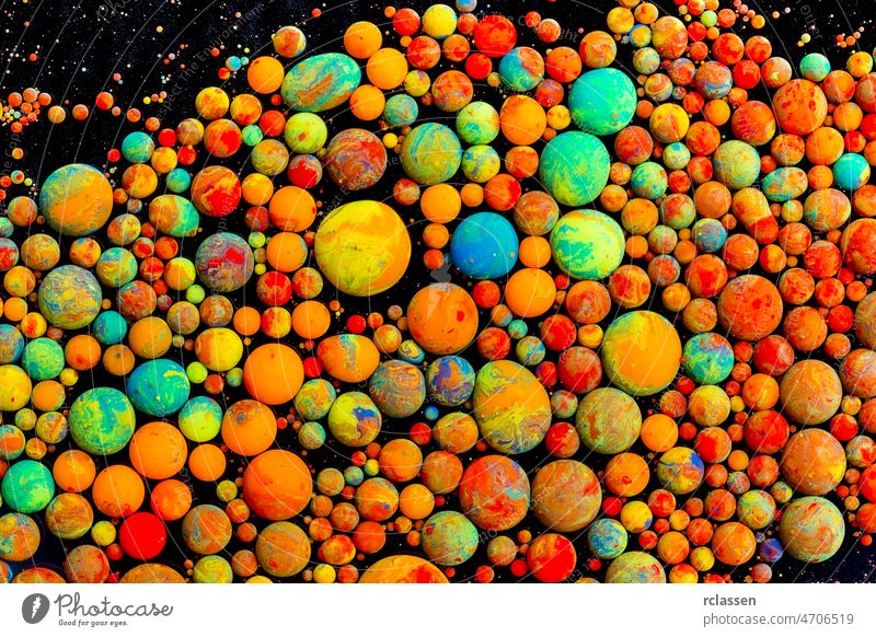 Abstrakte bunte Kugeln aus Ölfarbe abstrakt Erdöl Farbe Tusche Acryl Regenbogen kreativ Hintergrund Kunst farbenfroh Design Schönheit mischen Abstraktion