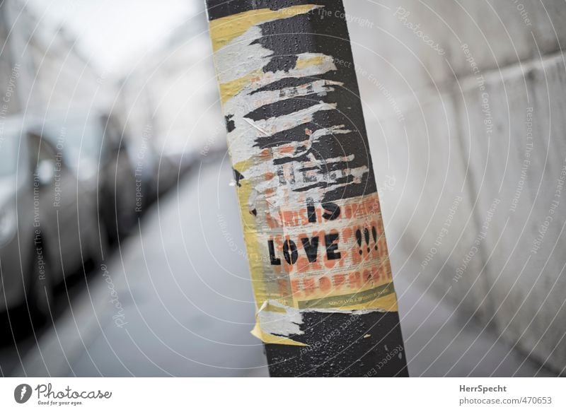 ...IS LOVE!!! Paris Stadt Menschenleer Zettel Stein Metall Zeichen Schriftzeichen Schilder & Markierungen trashig trist Bürgersteig PKW Laternenpfahl Plakat