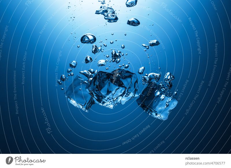 Ins Wasser fallende Eiswürfel Bewegung Schaumblase blau durchsichtig liquide frisch nass platschen Tauchen Air tief Sauerstoff Trinkwasser clearCrystal klar