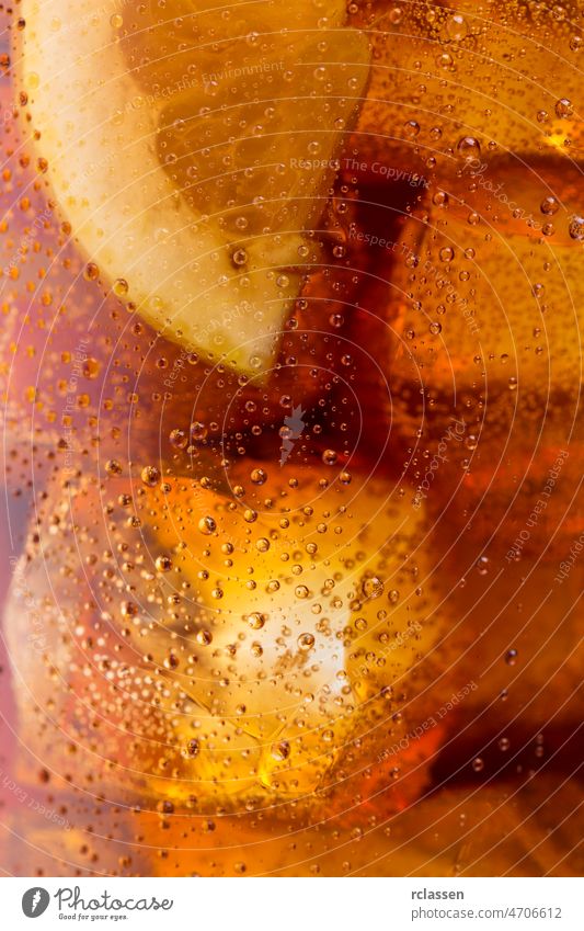 Cola mit Eiswürfeln und Tautropfen Hintergrund Glas braun Diät erfrischend liquide Cocktail Getränk Party Erfrischungsgetränk Soda Bar Durst Koffein Restaurant