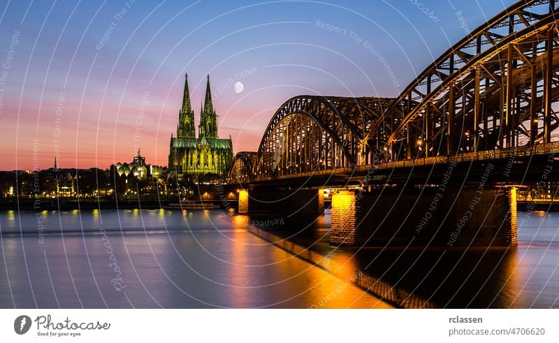 Sonnenuntergang in der Kölner Innenstadt mit Dom und Hohenzollernbrücke Großstadt Kölner Dom Altstadt Kathedrale Rhein Deutschland dom Fluss Karneval kölsch