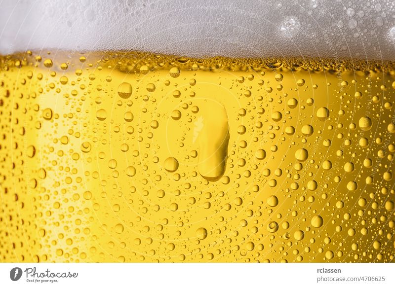 kaltes deutsches Bier mit Tautropfen Textur Hintergrund schäumen Schaumblase Glas gold Soda platschen Oberfläche Alkohol alkoholisch Bar Getränk gebraut
