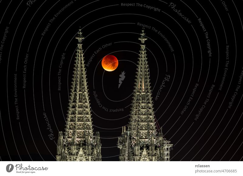 Blutmond zwischen den Spitzen des Kölner Doms Großstadt Deutschland Kathedrale Karneval kölsch Kirche Abend Cgothik Tourismus Nacht Wahrzeichen Lichter