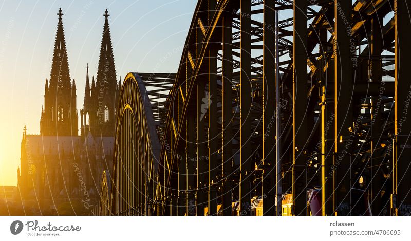 Kölner Dom bei Sonnenuntergang Großstadt Altstadt Rhein Hohenzollernbrücke Deutschland Kathedrale Fluss Kirche Brücke Abenddämmerung gothik Tourismus