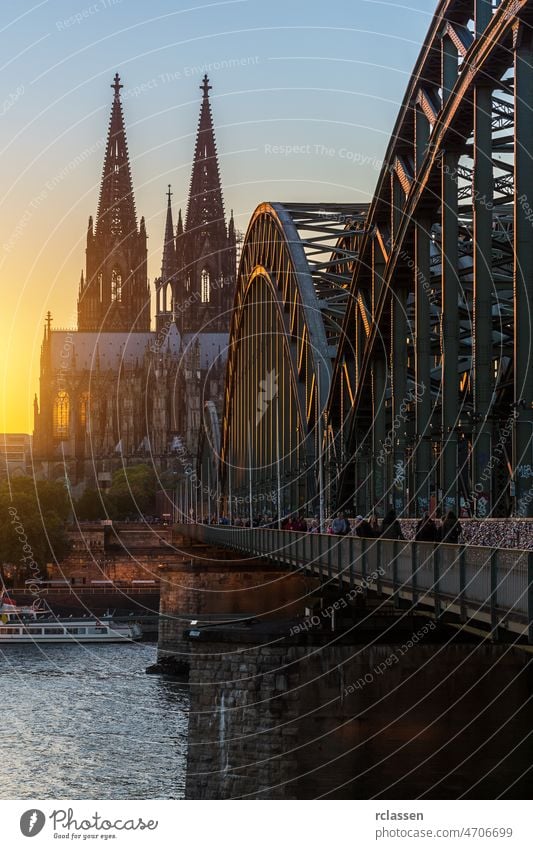 Der Kölner Dom bei Sonnenuntergang Großstadt Altstadt Rhein Hohenzollernbrücke Deutschland Kathedrale Fluss Kirche Brücke Abenddämmerung gothik Tourismus
