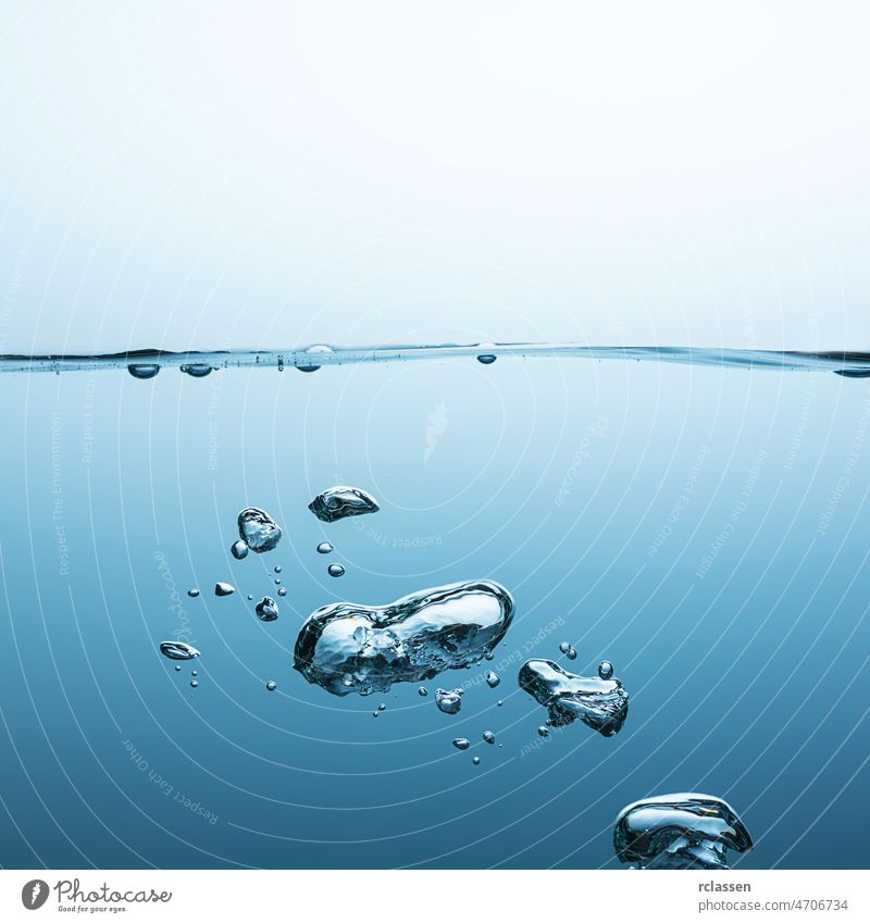 Bubbels unter Wasser Badewanne Bewegung Schaumblase blau durchsichtig Durst Feuchtigkeit Kacheln liquide frisch Hintergrund übersichtlich nass MEER Süßwasser