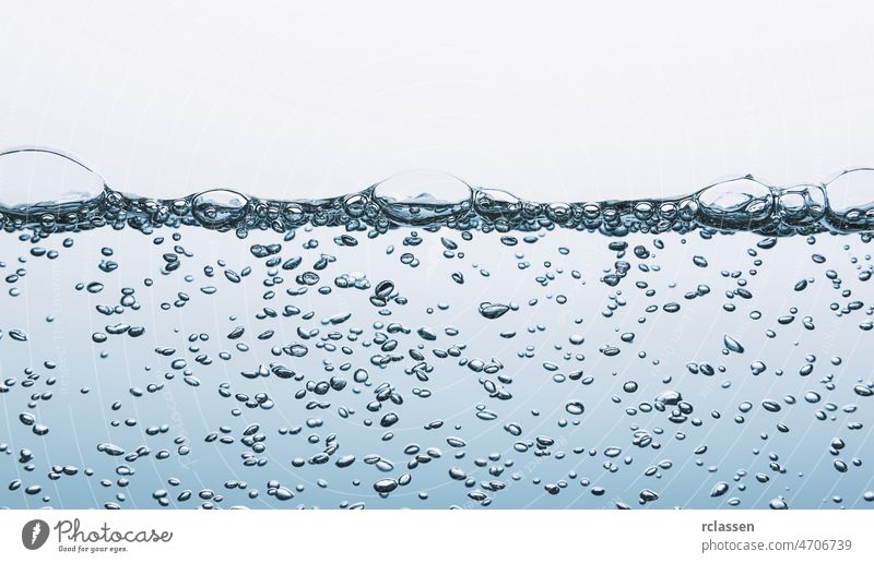 Sprudelwasser Badewanne Bewegung Schaumblase blau durchsichtig Durst Feuchtigkeit Kacheln liquide frisch Hintergrund übersichtlich nass MEER Süßwasser Ökologie