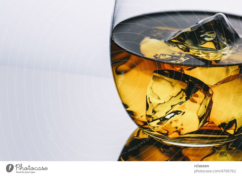 Whiskey in Großaufnahme Alkohol Alkoholiker Bar betrunken Bourbon braun Brennerei Cocktail Kuba durstig frieren Eis Felsen Flasche Getränke eingießen Glas kalt