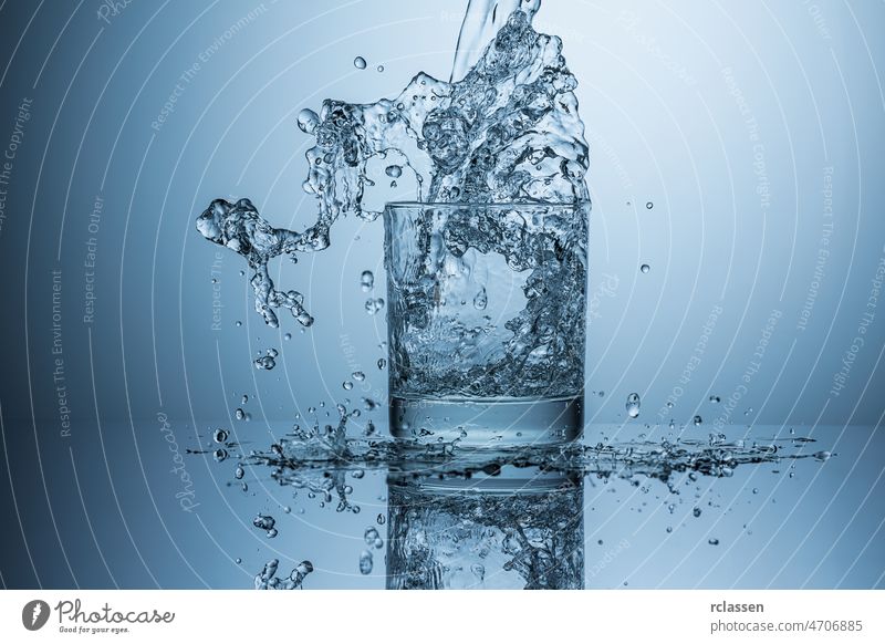 Wasserglas spritzen Trinkwasser Ernährung Mineralwasser Glas Leitungswasser trinken Getränk Durst blau frisch Gesundheit Süßwasser kalt Natur Reinheit