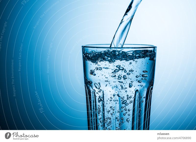 Mineralwasser einschenken Wasser Trinkwasser Ernährung Glas Leitungswasser trinken Getränk Durst blau frisch Gesundheit Süßwasser kalt Natur Reinheit Grundstoff