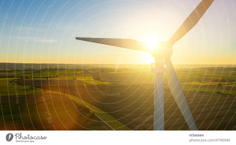 Windkraftanlagen und landwirtschaftliche Felder an einem Sommertag - Energieerzeugung mit sauberer und erneuerbarer Energie - Luftaufnahme Turbine Kraft Umwelt
