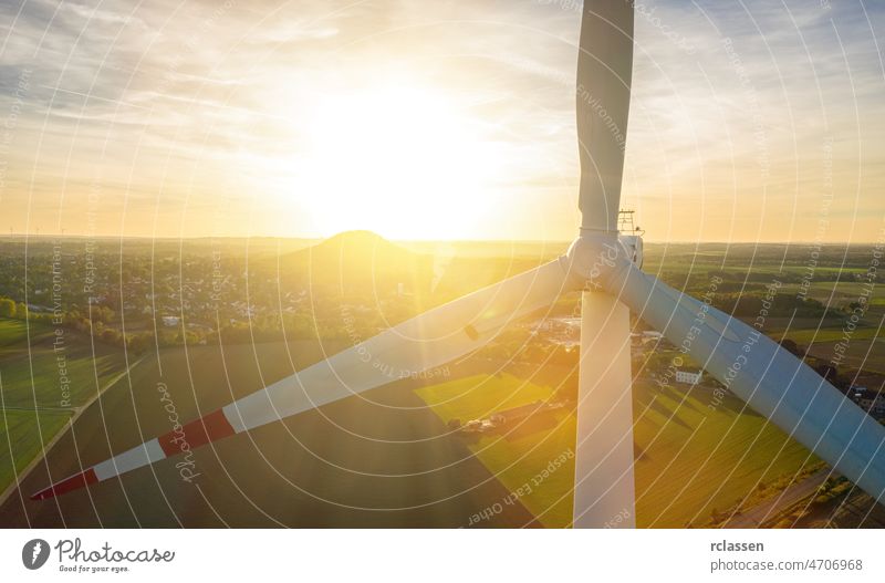 Schöner Sonnenuntergang über den Windmühlen auf dem Feld Turbine Energie Kraft Umwelt Brennstoff alternativ Dröhnen Sauberkeit Elektrizität globale Erwärmung