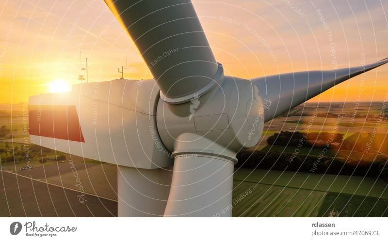 Detail einer Windkraftanlage bei Sonnenuntergang, mit Platz für Ihren individuellen Text. Turbine Kraft Windmühle Antenne Raster nachhaltig Wetter Sauberkeit
