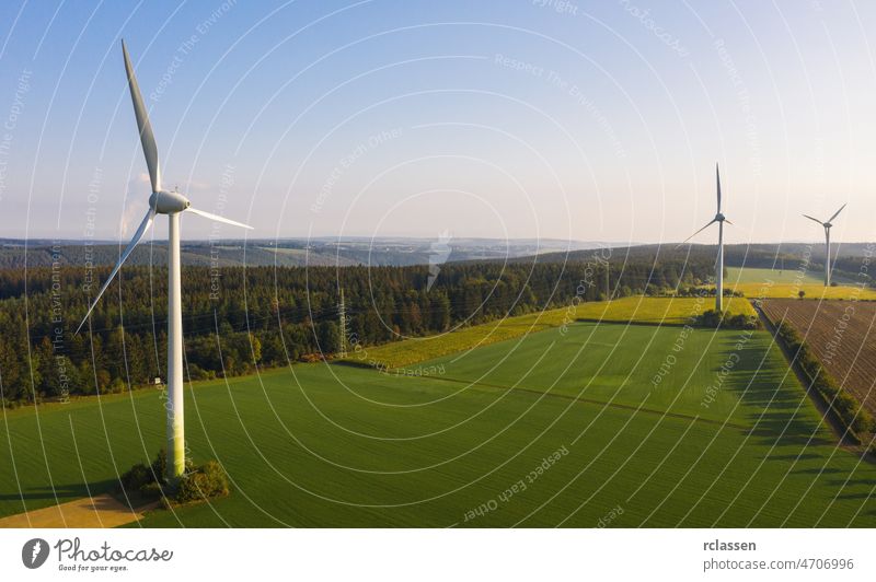 Windkraftanlage Ansicht von Drohne - Nachhaltige Entwicklung, umweltfreundlich, erneuerbare Energie-Konzept. Turbine Kraft Umwelt Brennstoff alternativ