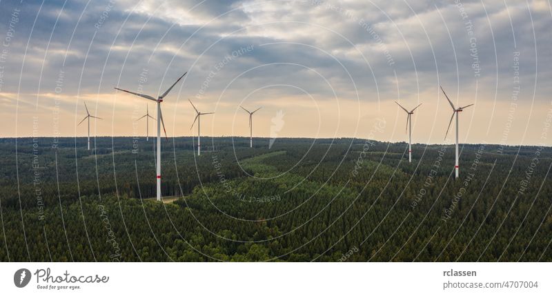 Windpark im Wald bei Sonnenuntergang - Energiegewinnung mit sauberer und erneuerbarer Energie - Luftaufnahme Turbine Kraft Umwelt Brennstoff alternativ Dröhnen