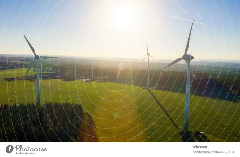 Windkraftanlagen und landwirtschaftliche Felder an einem Sommertag - Energieerzeugung mit sauberer und erneuerbarer Energie - Luftaufnahme mit einer Drohne