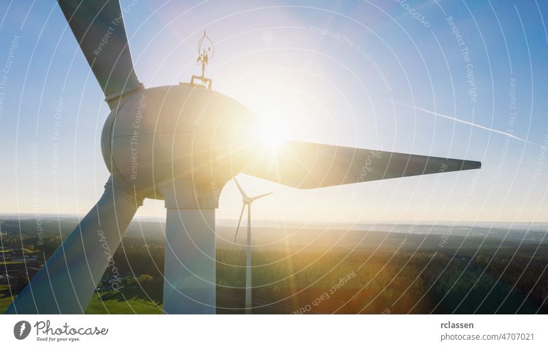 Schöner Sonnenuntergang über den Windmühlen - Kopierraum für Ihren individuellen Text Turbine Energie Kraft Umwelt Brennstoff alternativ Dröhnen Sauberkeit