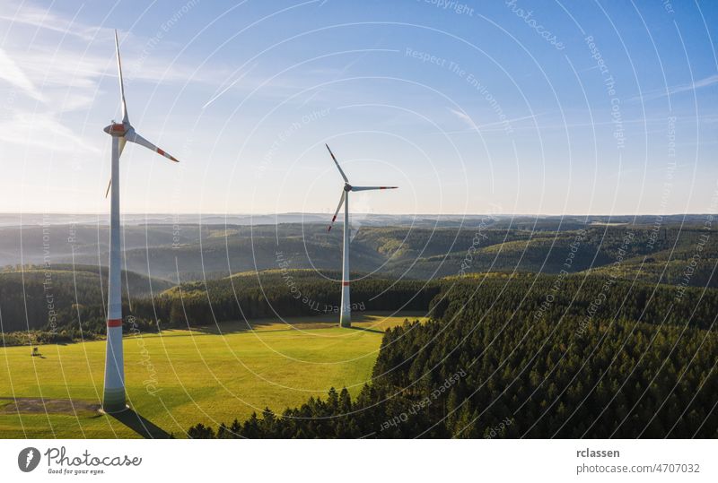 Windturbine aus der Vogelperspektive - Nachhaltige Entwicklung, umweltfreundliches, erneuerbares Energiekonzept. Turbine Kraft Umwelt Brennstoff alternativ Wald