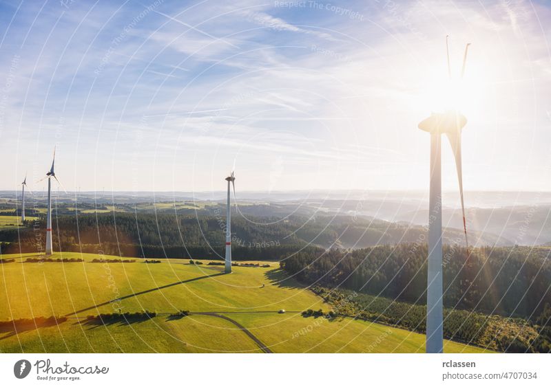 Windturbinenpark und Landschaft an einem Sommertag - Energieerzeugung mit sauberer und erneuerbarer Energie - Drohnenaufnahme aus der Luft Turbine Kraft Umwelt