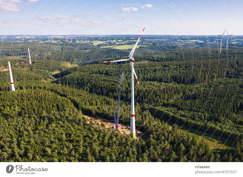 Luftaufnahme von Windkraftanlagen oder eines im Bau befindlichen Windparks Wald Bäume Industrie Dröhnen Erzeuger Konstruktionsseite Antenne Cloud