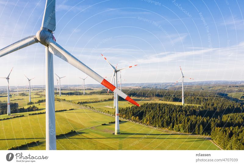 Windturbine aus der Vogelperspektive - Nachhaltige Entwicklung, umweltfreundliches, erneuerbares Energiekonzept. Turbine Windpark Kraft Umwelt Brennstoff