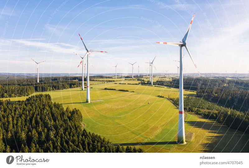 Windräder für elektrischen Strom - Energieerzeugung mit sauberer und erneuerbarer Energie - Luftaufnahme per Drohne Turbine Windpark Kraft Umwelt Brennstoff