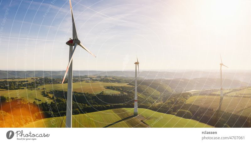 Drohnenaufnahme einer Windkraftanlage an einem Sommertag - Energieerzeugung mit sauberer und erneuerbarer Energie - Luftaufnahme Turbine Kraft Umwelt Brennstoff