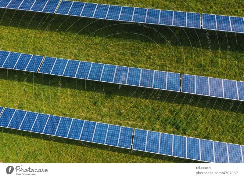 Solarenergie-Farm. Hochformatige Ansicht von Solarmodulen in einem Energiepark solar Antenne Panel Bauernhof Feld Dröhnen Kraft nachhaltig umgebungsbedingt