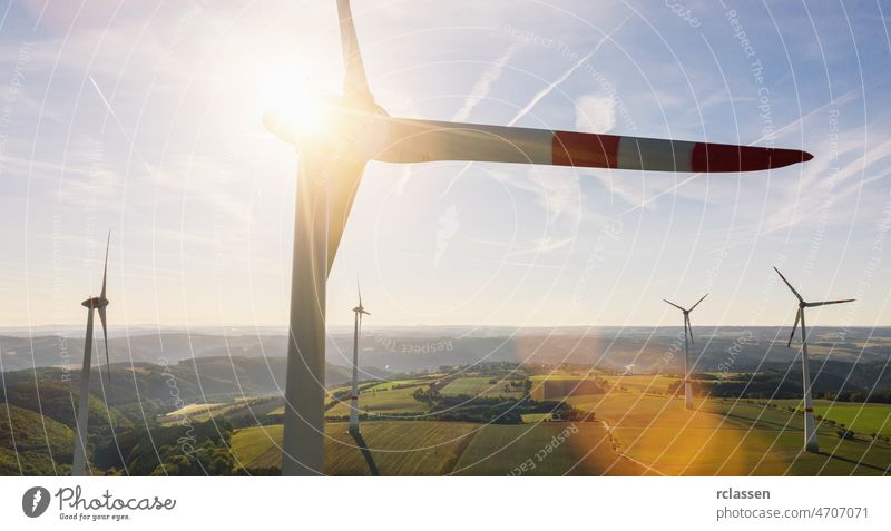 Schöner Sonnenuntergang über den Windmühlen auf dem Feld Turbine Energie Kraft Umwelt Brennstoff alternativ Wald Dröhnen Sauberkeit Elektrizität