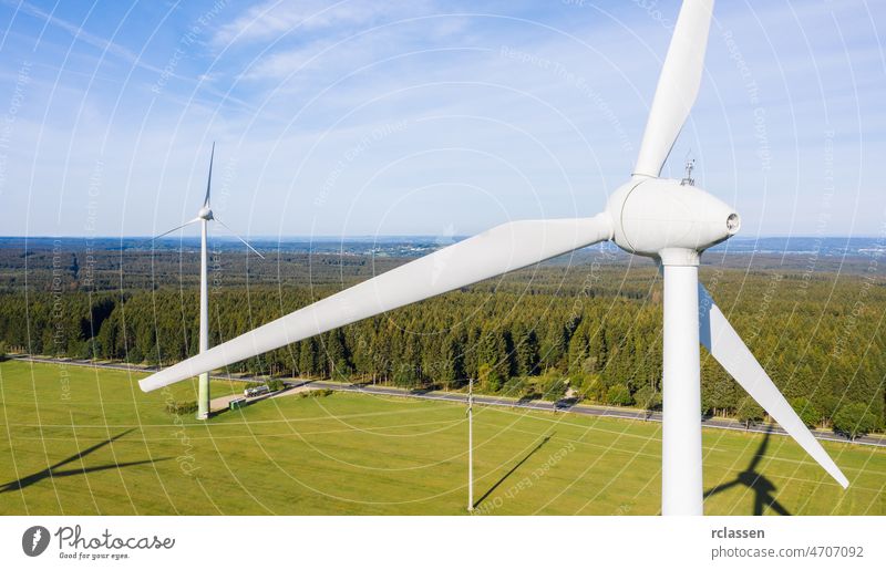 Windkraftanlage Ansicht von Drohne - Nachhaltige Entwicklung, umweltfreundlich, erneuerbare Energie-Konzept. Turbine Windpark Kraft Umwelt Brennstoff alternativ