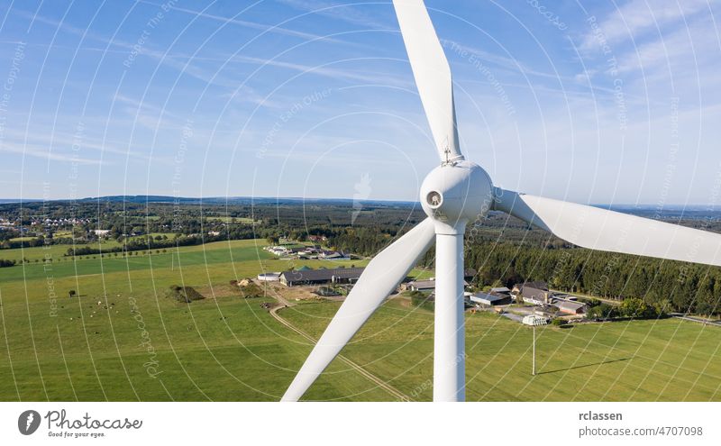 Windkraftanlagen und landwirtschaftliche Felder an einem blauen Sommertag - Energieerzeugung mit sauberer und erneuerbarer Energie - Luftaufnahme, Platz für Ihren individuellen Text