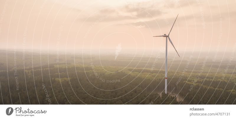 Die Bergwindräder im Sonnenaufgang und Sonnenuntergang der Wolken, Platz für Ihren individuellen Text. Wind Turbine Energie Nebel Kraft Wald Umwelt Brennstoff