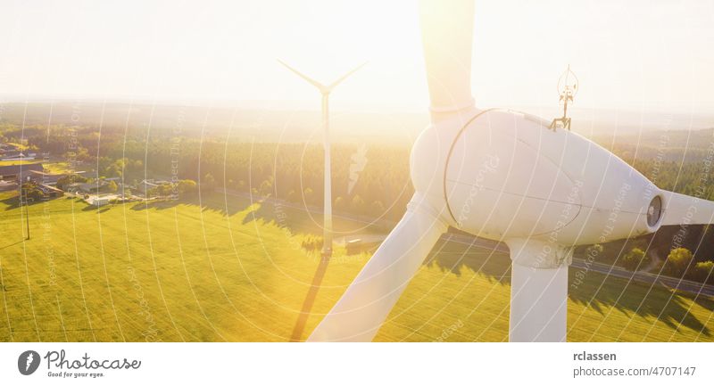 Windkraftanlagen und landwirtschaftliche Felder an einem Sommertag - Energieerzeugung mit sauberer und erneuerbarer Energie - Luftaufnahme, Platz für Ihren individuellen Text