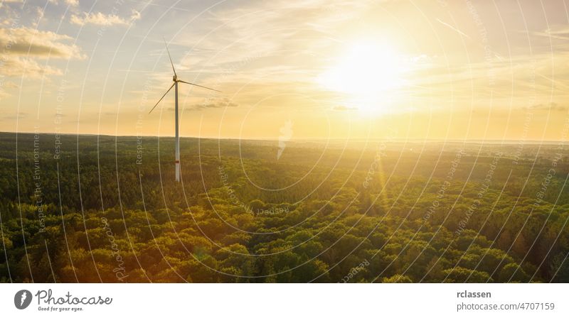Windturbine im Sonnenuntergang aus der Vogelperspektive - Energieerzeugung mit sauberer und erneuerbarer Energie Turbine Kraft Umwelt Brennstoff alternativ Wald